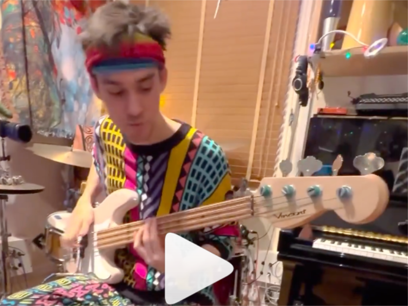 Jacob Collier wishes us a Happy New Year (with his Vincent Akkurat PJ)