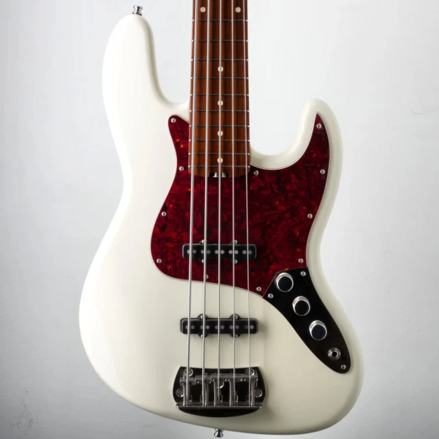 We built this Metropol 5 String for our friends over at @thomann.music - and they did an amazing job picking the specs on this one, it looks super classy 👌🔥🔥