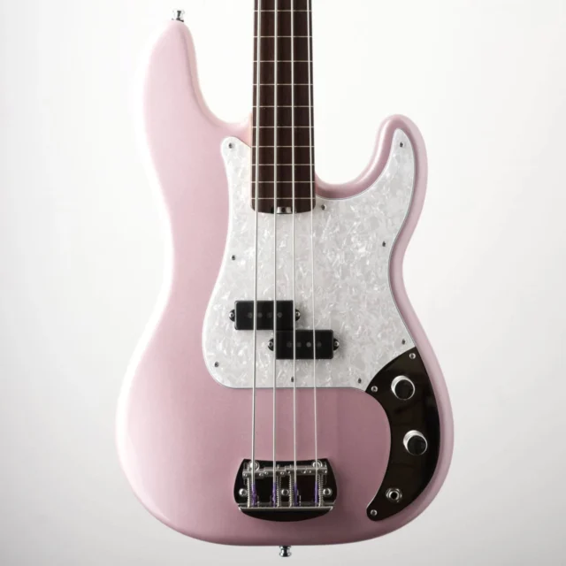 IN STOCK ALERT! 🚨
This gorgeous fretless Akkurat in petticoat pink metallic is currently in stock and ready to go! 

#vincentbass #bass #pbass #fretless #custombass #luthier #bassplayersunited #bassplayers #basstheworld