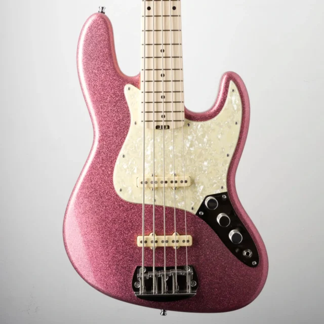 Sparkle finish? ✅ 70s Pickup Spacing? ✅ Compound Radius? ✅

The Vincent Metropol takes the best of 70s J style basses but enhances them with modern features to focus on even greater playability.