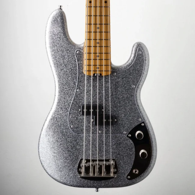 Disco vibes from this gorgeous sparkle silver Akkurat 🪩🕺

#bass #bassguitars #vincentbass #pbass #custombass