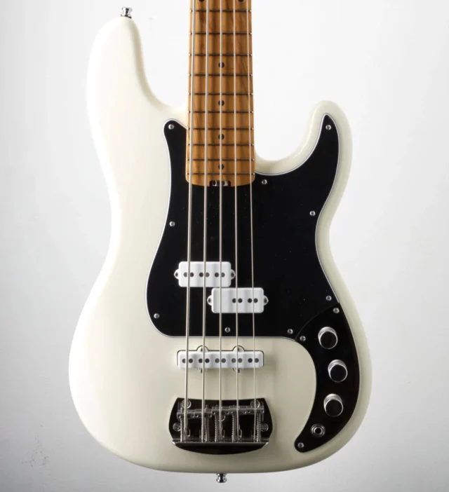 White and black; an iconic combo 👌

The Akkurat is a modern classic. Inspired by the great American bass icons, handcrafted using the TRUE TONE honeycomb chamber process, and equipped with all the features and innovations which make a bass into a genuine Vincent, it combines modern and traditional in an outstanding way. The Akkurat gets to the point, a work tool that simply puts you and your music at the forefront.

#bass #vincentbass #bassguitars #custombass #pjbass #pbass