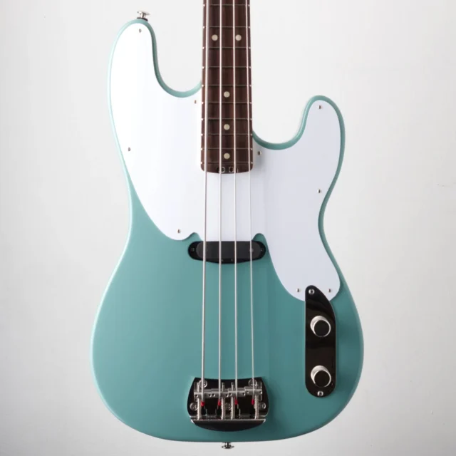 We can't believe it's already been a week since we set up for @guitarsummit! In case you missed it, we were delighted to showcase our new model: The Pony 51! Combining all the features of our Pony model with the classic style of a '51 P style instrument, this new model is a stripped back bass with a ton of character! 

#vincentbass #shortscale #pbass #custombass #bass #bassguitar