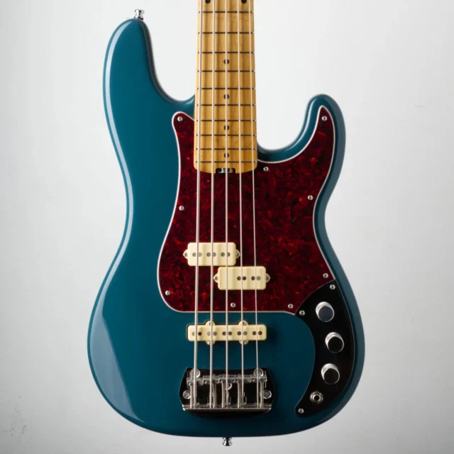 Cream pickups+ tort guards + our Deep Ocean finish is just 🥵🥵🥵

#vincentbass #bassguitars #bass #bassist #pbass #custombass #bassguitar #jbass