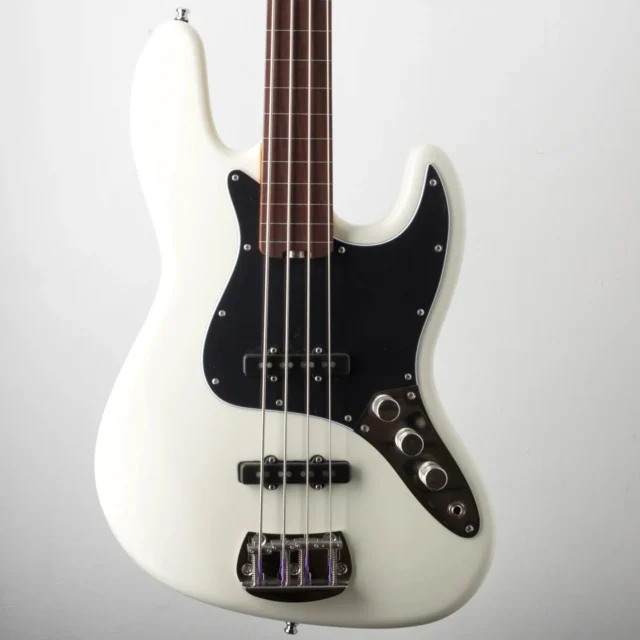 Sometimes you just need a fretless for the ultimate ability to express👌

The Vincent METROPOL is one for (almost) everyone. Inspired by the great American bass icon, handcrafted using the TRUE TONE Comb-Chambered process and equipped with all the features and innovations that make a bass a real Vincent.

#vincentbass #jbass #jazzbass #custombass #fretless #fretlessbass #pbass #bass #bassguitar